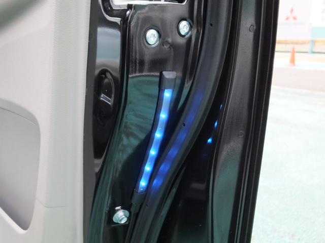 ｅＫワゴン Ｍ　２ＷＤ　ＣＤチューナーアンプ　セーフティーイルミネーション　イモビライザー　衝突被害軽減ブレーキ　踏み間違い衝突防止アシスト　充電用ＵＳＢポート　ステアリングスイッチ（12枚目）