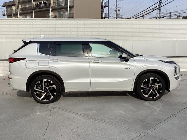 アウトランダーＰＨＥＶ Ｐ　ワンオーナー　衝突被害軽減ブレーキ　後側方車両検知警報システムメモリーナビ　全方位モニター　ＥＴＣ２．０　ドラレコ前後　マイパイロット　革シート　電動シート　電動リヤゲート　ＡＣ１５００Ｗ（20枚目）