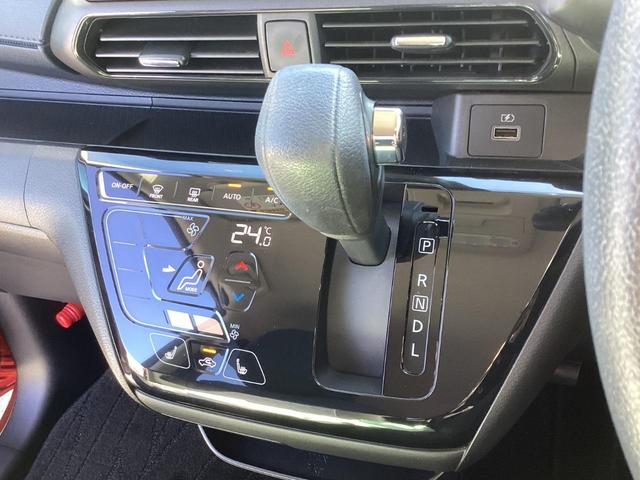 インパネシフトな分足元広々！ハンドルからも近いので操作しやすくて、シフトポジションも把握しやすい！
