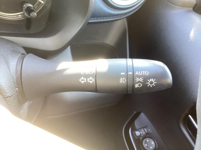【オートライトコントロール】ヘッドライトはオートポジションに合わせておけば周囲の明るさに応じて自動的に点灯／消灯してくれます！夕暮れ時やトンネル等走るときには便利！