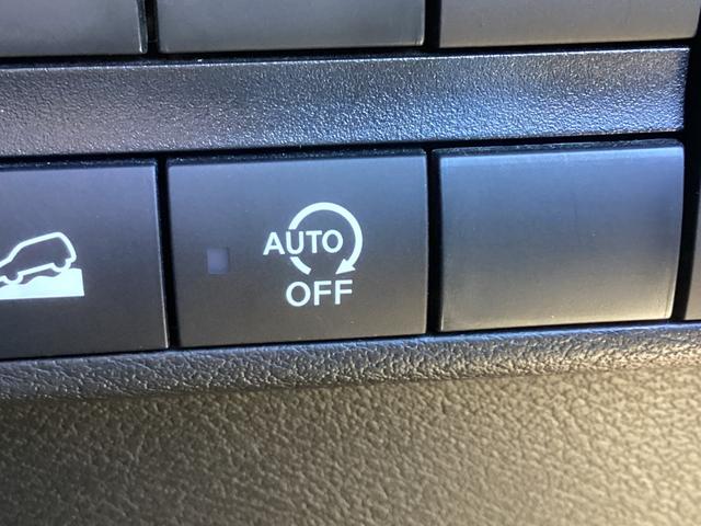 信号待ちなどの停車時にエンジンを停止させ、発進する時にエンジンを始動することでアイドリングによる排気ガスの発生や騒音を抑制するとともに燃費を向上させるシステム！またその機能をオフにすることもできます！