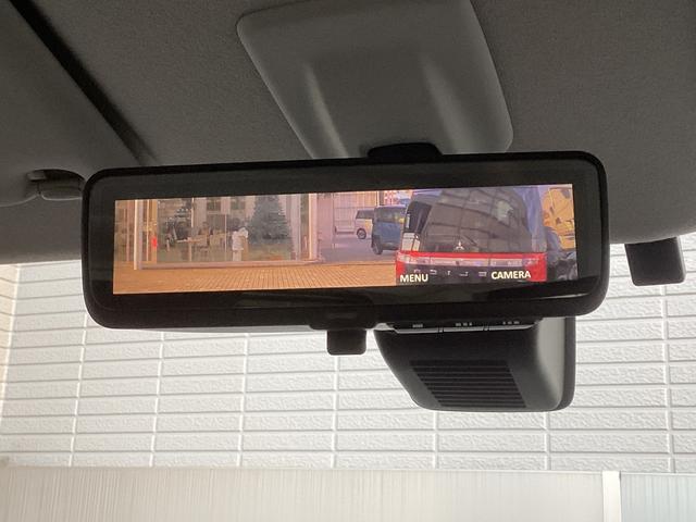 �ԗ�����ɂ���J�����̉f�������[���~���[�ɉf���o���f�W�^�����[���~���[�I�J�V�����Ԃ̃h���C�u�A���Â����̒��ԏ�A�܂���Ȃɏ���Ă���l��ו��Ń��[���~���[�ł͌�낪�����ɂ�����ʂł͑劈��I