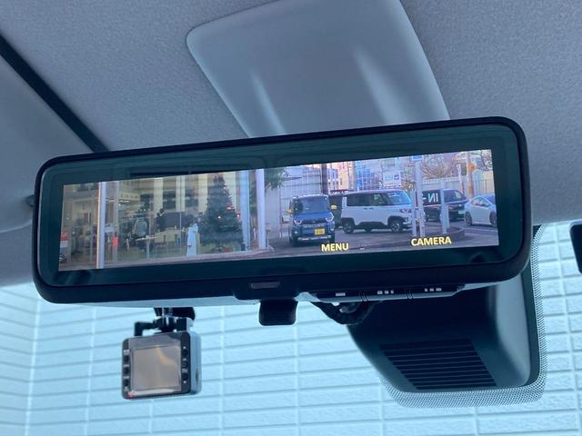 �ԗ�����ɂ���J�����̉f�������[���~���[�ɉf���o���f�W�^�����[���~���[�I�J�V�����Ԃ̃h���C�u�A���Â����̒��ԏ�A�܂���Ȃɏ���Ă���l��ו��Ń��[���~���[�ł͌�낪�����ɂ�����ʂł͑劈��I