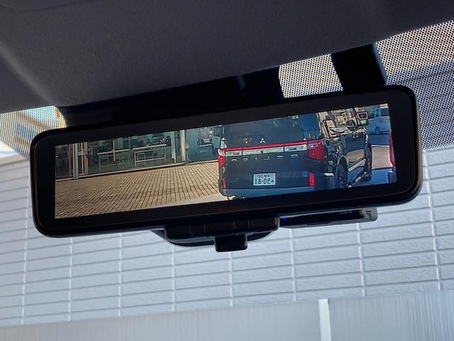 �ԗ�����ɂ���J�����̉f�������[���~���[�ɉf���o���f�W�^�����[���~���[�I�J�V�����Ԃ̃h���C�u�A���Â����̒��ԏ�A�܂���Ȃɏ���Ă���l��ו��Ń��[���~���[�ł͌�낪�����ɂ�����ʂł͑劈��I