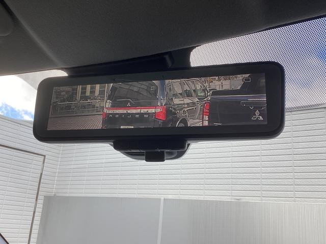 �ԗ�����ɂ���J�����̉f�������[���~���[�ɉf���o���f�W�^�����[���~���[�I�J�V�����Ԃ̃h���C�u�A���Â����̒��ԏ�A�܂���Ȃɏ���Ă���l��ו��Ń��[���~���[�ł͌�낪�����ɂ�����ʂł͑劈��I