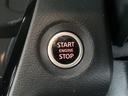 エンジンスタートは鍵を差して回す必要はなし!車内に鍵があれば(ズボンのポケットに入れたままでもOK)ブレーキを踏みながらスタートストップボタンをプッシュ!