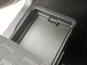 助手席シート下には引き出すタイプのトレイが!