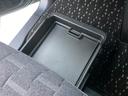 助手席下には引き出せるタイプの収納スペース！