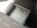 助手席シート下には引き出すタイプのトレイが!