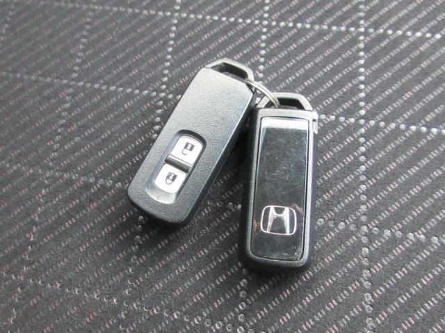 Ｎ－ＯＮＥ プレミアム・Ｌパッケージ　社外ナビ　ＴＶ　ＥＴＣ　スマートキー２個　本革ステアリング　純正アルミホイール　オートライト　プッシュスタート（8枚目）