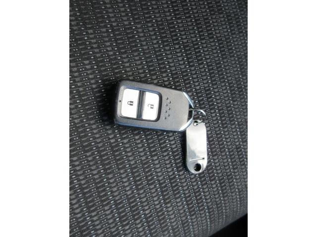 フィット １３Ｇ・Ｌパッケージ　純正ナビ　Ｂｌｕｅｔｏｏｔｈ　ドライブレコーダー　バックカメラ　ステアリングリモコン　ＨＩＤ　オートライト　ＥＴＣ　スマートキー（7枚目）