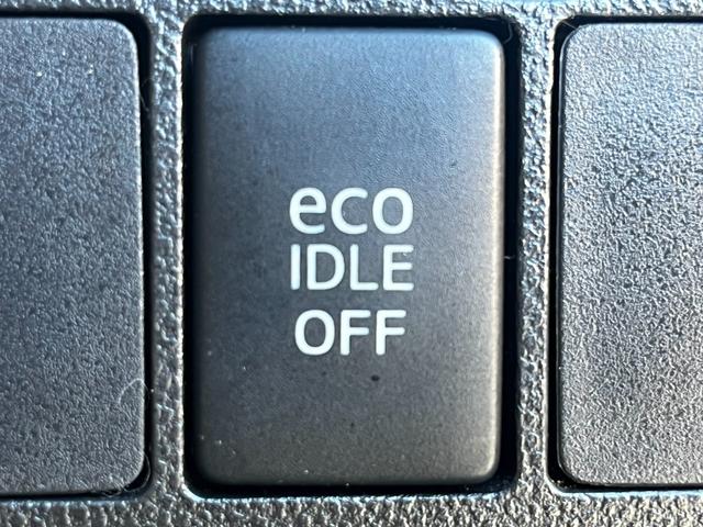 【アイドリングストップ】赤信号や渋滞で停車した際にエンジンを停止し、無駄な燃料の消費を抑えます。燃費向上や環境保護につなげる機能。エンジンはブレーキを離せば再始動します。