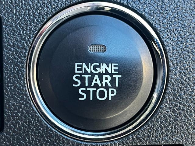 【スマートキー＆プッシュスタート】カバンやポケットに入れたままでもドアの施錠・解錠が可能なスマートキーを装備。エンジンのオン・オフ時もカギを取り出す必要が無く、ボタンをプッシュするだけでＯＫ。