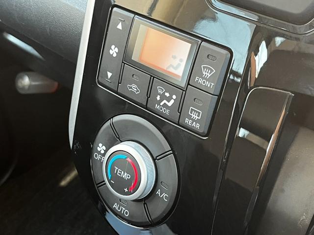 【オートエアコン】一度お好みの温度に設定すれば、車内の温度を検知し風量や温度を自動で調整。暑い…寒い…と何度もスイッチ操作をする必要はありません。快適な車内空間には必須の機能ですね。