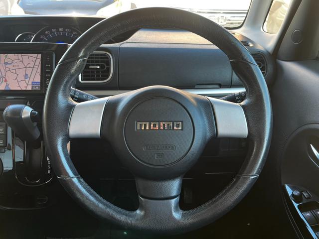 【純正ステアリング】手にしっかり馴染みとても運転しやすいハンドルです。ハンドルを握った感触も良くフィットします。