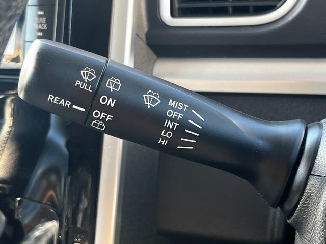 【インパネ周り】視界がよく運転しやすい設計となっております。インパネ周りもすっきりと洗練されたデザインで高級感が溢れています。日々のドライブを飽きさせません。