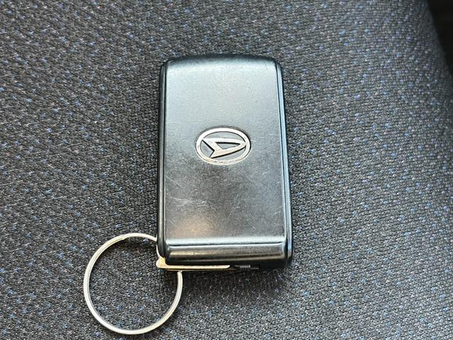 【スマートキー＆プッシュスタート】カバンやポケットに入れたままでもドアの施錠・解錠が可能なスマートキーを装備。エンジンのオン・オフ時もカギを取り出す必要が無く、ボタンをプッシュするだけでＯＫ。