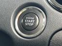 【スマートキー＆プッシュスタート】カバンやポケットに入れたままでもドアの施錠・解錠が可能なスマートキーを装備。エンジンのオン・オフ時もカギを取り出す必要が無く、ボタンをプッシュするだけでＯＫ。
