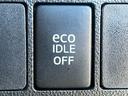 【アイドリングストップ】赤信号や渋滞で停車した際にエンジンを停止し、無駄な燃料の消費を抑えます。燃費向上や環境保護につなげる機能。エンジンはブレーキを離せば再始動します。