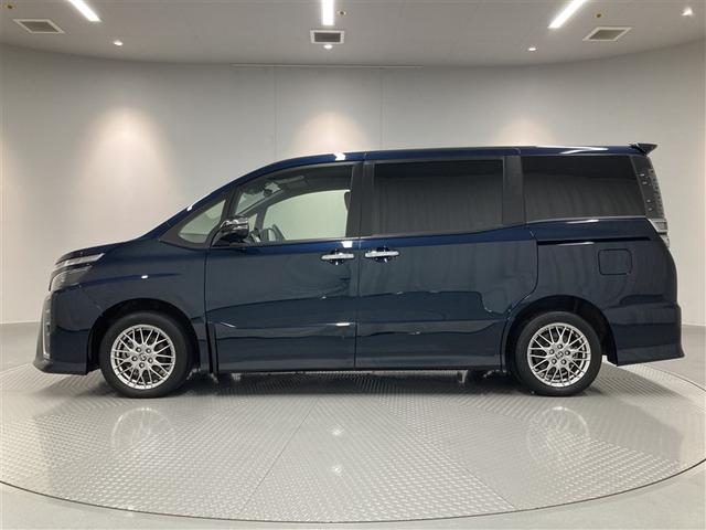 ヴォクシー ハイブリッドＺＳ　煌ＩＩＩ　フルセグ　メモリーナビ　ＤＶＤ再生　ミュージックプレイヤー接続可　バックカメラ　衝突被害軽減システム　ＥＴＣ　両側電動スライド　ＬＥＤヘッドランプ　乗車定員７人　３列シート　ワンオーナー（6枚目）