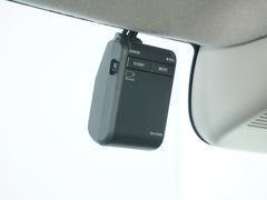 ◆ドライブレコーダー◆映像・音声などを記録する自動車用の装置です。もしもの事故の際の記録はもちろん、旅行の際の思い出としてドライブの映像を楽しむことができます。 5