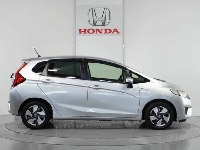 フィットハイブリッド Fパッケージ 1オ-ナ-ナビRカメETCワンセグBT接続DVD 盗難警報装置 ワンオ-ナ-車 AUTOエアコン 助手席エアバック ECON ETC付き リヤカメラ USB ABS付 DVD視聴 横滑り防止システム(24枚目)