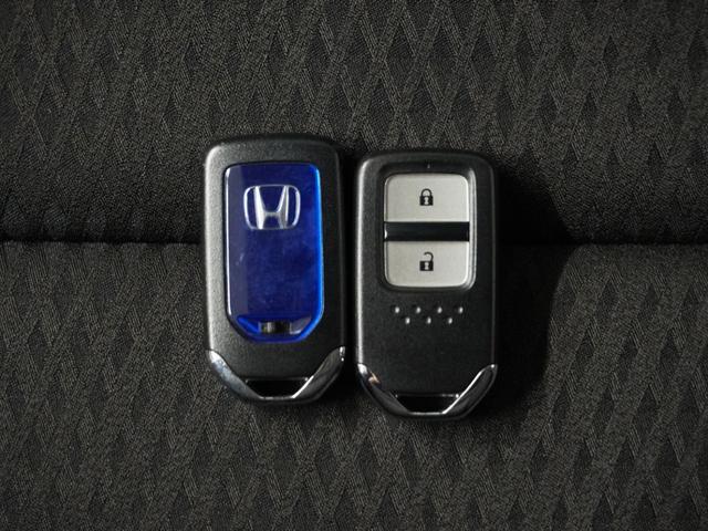 フィットハイブリッド F 1オ-ナ-ナビRカメETCクルコンBT地デジ 地デジTV ナビTV リアカメラ 横滑り防止装置 フルオートエアコン イモビライザー キーフリーシステム 全席パワーウインドウ パワーステアリング ABS(18枚目)