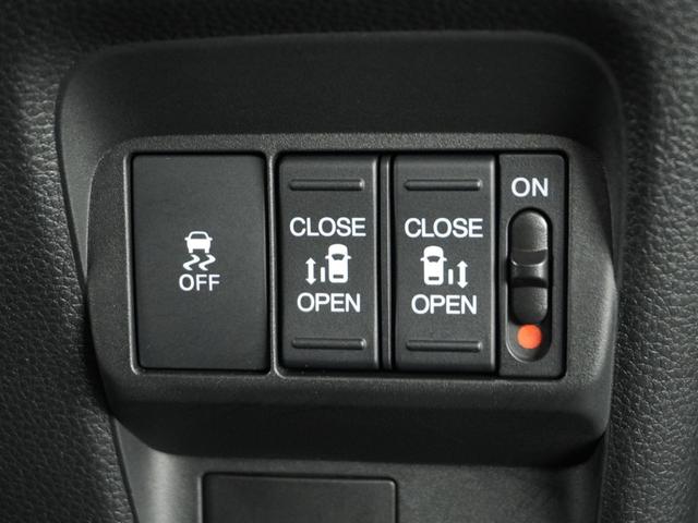 ◆電動スライドドア◆狭い駐車場でも乗り降りが楽々♪お子様が隣の車にドアを当ててしまう心配もございません！小さなお子様連れの方もこれで安心。