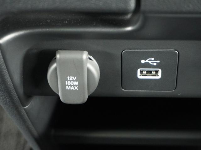 スマートフォンの充電等にも便利な電源ソケットも使いやすい場所に装備されています。