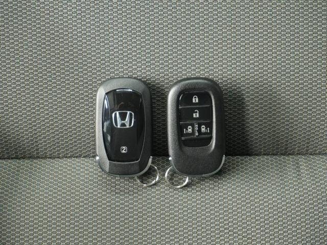 ◆スマートキー◆カギをバッグやポケットに入れたままでもドアロックの開閉ができる『スマートキー』付き！雨天や暗くなってもカギを取り出す必要がなくドアの開錠＆エンジンも始動できます