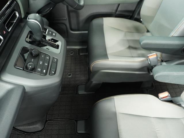 運転席と助手席は足元が繋がっているので自由に行き来しやすいので駐車場が狭いときでも助手席側からスムーズに乗り降りできて便利！