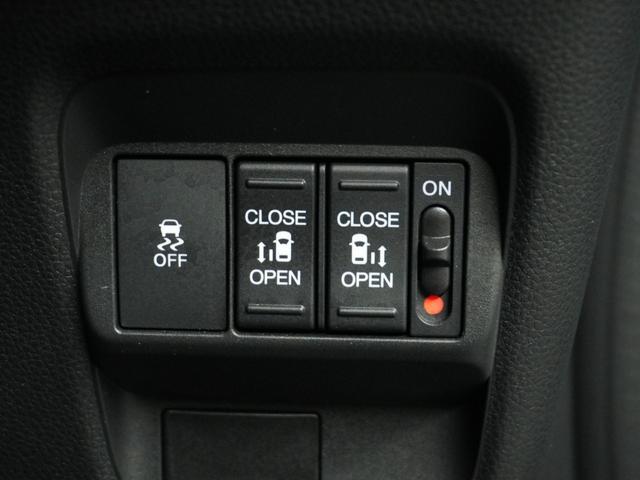 フリード クロスター　当社試乗車ナビＤレコＲカメＥＴＣ両電扉ＢＴ　地デジフルセグ　両側電動パワースライドドア　後カメラ　禁煙車両　ドラレコ　ＵＳＢ　盗難防止システム　ＬＥＤヘッドランプ　エアコン　ＥＳＣ　サイドエアバック（8枚目）