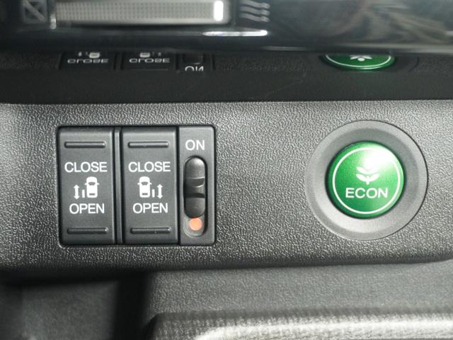 ◆電動スライドドア◆狭い駐車場でも乗り降りが楽々♪お子様が隣の車にドアを当ててしまう心配もございません！小さなお子様連れの方もこれで安心。