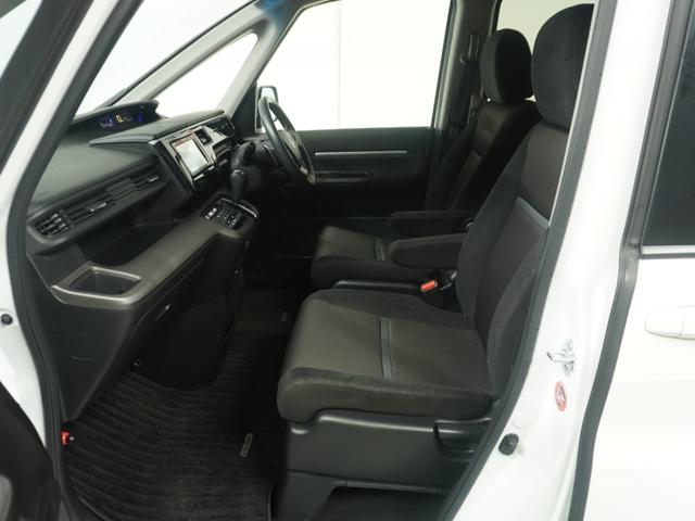 運転席と助手席は足元が繋がっているので自由に行き来しやすいので駐車場が狭いときでも助手席側からスムーズに乗り降りできて便利！