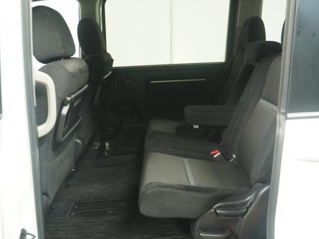 後部座席もゆったりくつろげます。長時間のドライブも楽々！楽しさは道中の車内から始まっています！このベンチシートに座って、みんなで和気あいあい盛り上がりましょう！
