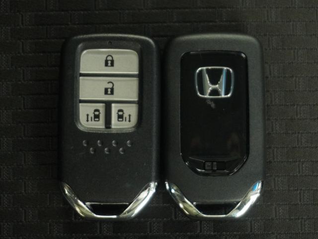 ◆スマートキー◆カギをバッグやポケットに入れたままでもドアロックの開閉ができる『スマートキー』付き！雨天や暗くなってもカギを取り出す必要がなくドアの開錠＆エンジンも始動できます