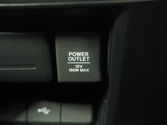スマートフォンの充電等にも便利な電源ソケットも使いやすい場所に装備されています。