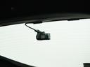 この車にはリアにもドライブレコーダーを装備しております◆映像・音声などを記録する自動車用の装置です。 もしもの事故の際の記録はもちろん、旅行の際の思い出としてドライブの映像を楽しむことができます。