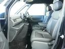運転席と助手席は足元が繋がっているので自由に行き来しやすいので駐車場が狭いときでも助手席側からスムーズに乗り降りできて便利!