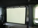 ◆スクリーンサンシェード◆リアドアにが装備されています。日差しを和らげ、プライバシーの保護にも役立ちます。後部座席にお子様を乗車させるときも、ゆっくりお昼寝できます♪