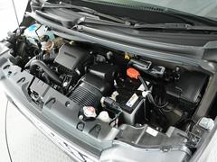 エンジンは車の心臓部分です。このエンジンルームが汚いとトラブルの基になります。当店は専用の液剤を使って徹底的に綺麗にします。 3
