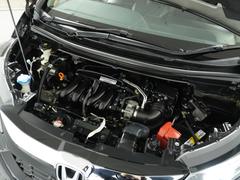 エンジンは車の心臓部分です。このエンジンルームが汚いとトラブルの基になります。当店は専用の液剤を使って徹底的に綺麗にします。 3