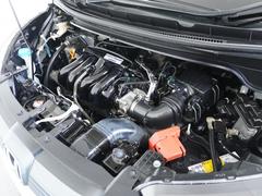 エンジンは車の心臓部分です。このエンジンルームが汚いとトラブルの基になります。当店は専用の液剤を使って徹底的に綺麗にします。 3