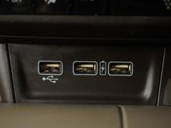 スマートフォンの充電等にも便利なＵＳＢ電源ソケット等も使いやすい場所に装備されています。 5