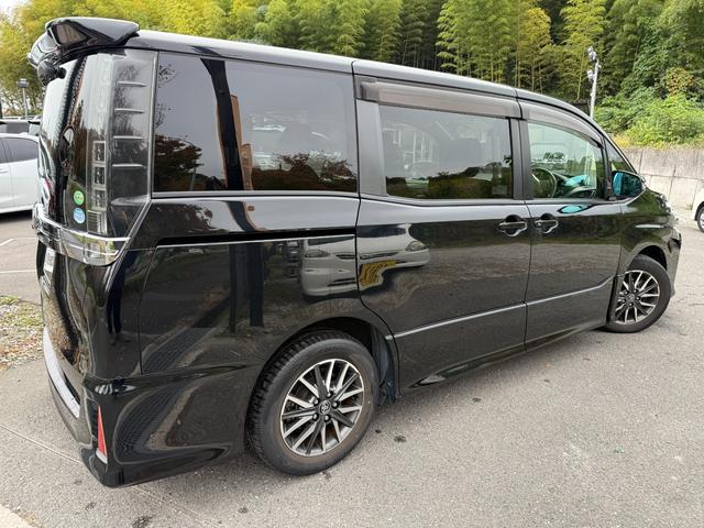 ヴォクシー ZS スマートキー ETC Bluetooth バックモニター 電動スライドドアボタン 横滑り防止 ECOモード サンシェード オートエアコン オートライト 純正ステアリング(3枚目)