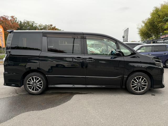 ヴォクシー ZS スマートキー ETC Bluetooth バックモニター 電動スライドドアボタン 横滑り防止 ECOモード サンシェード オートエアコン オートライト 純正ステアリング(7枚目)