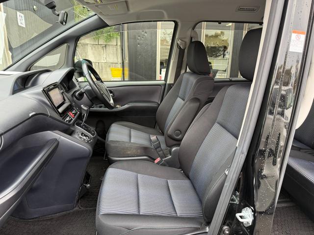 ヴォクシー ZS スマートキー ETC Bluetooth バックモニター 電動スライドドアボタン 横滑り防止 ECOモード サンシェード オートエアコン オートライト 純正ステアリング(10枚目)