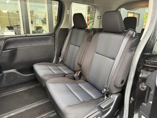 ヴォクシー ZS スマートキー ETC Bluetooth バックモニター 電動スライドドアボタン 横滑り防止 ECOモード サンシェード オートエアコン オートライト 純正ステアリング(11枚目)