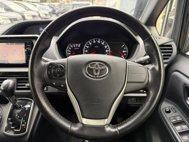 ヴォクシー ZS スマートキー ETC Bluetooth バックモニター 電動スライドドアボタン 横滑り防止 ECOモード サンシェード オートエアコン オートライト 純正ステアリング(16枚目)