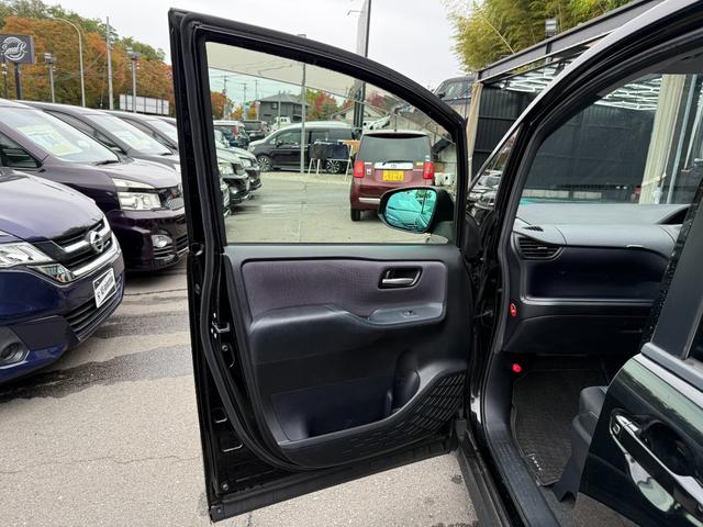 ヴォクシー ZS スマートキー ETC Bluetooth バックモニター 電動スライドドアボタン 横滑り防止 ECOモード サンシェード オートエアコン オートライト 純正ステアリング(46枚目)